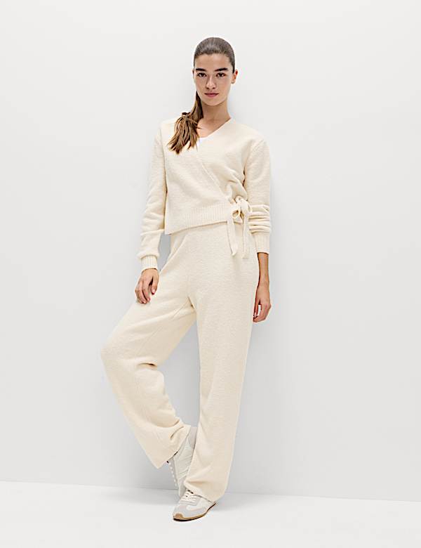 Wickel-Cardigan mit V-Ausschnitt aus Supersoft-Bouclé - DE