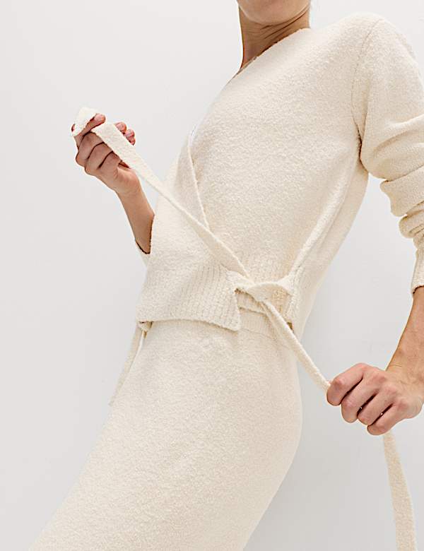 Wickel-Cardigan mit V-Ausschnitt aus Supersoft-Bouclé - DE