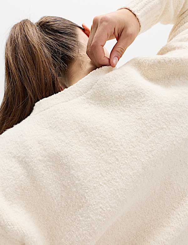 Wickel-Cardigan mit V-Ausschnitt aus Supersoft-Bouclé - DE