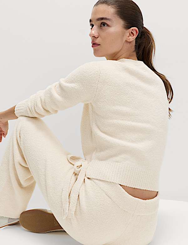 Wickel-Cardigan mit V-Ausschnitt aus Supersoft-Bouclé - DE