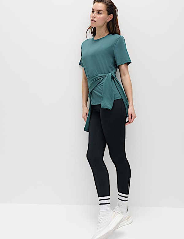 T-shirt coupe d&eacute;contract&eacute;e &agrave; col rond et panneau en filet - FR