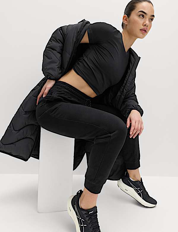 מכנסי טרנינג מבד עשיר בכותנה בגזרה גבוהה עם מכפלת קרסול צרה - IL