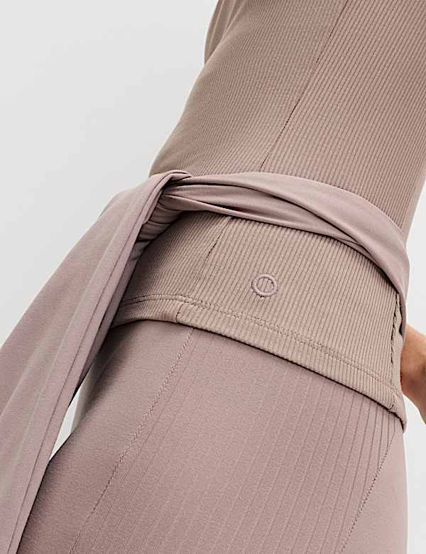 Přil&eacute;hav&eacute; žebrovan&eacute; tričko s vysok&yacute;m pod&iacute;lem modalu a kulat&yacute;m v&yacute;střihem - CZ