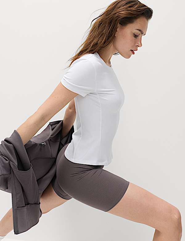 Přil&eacute;hav&eacute; žebrovan&eacute; tričko s vysok&yacute;m pod&iacute;lem modalu a kulat&yacute;m v&yacute;střihem - CZ