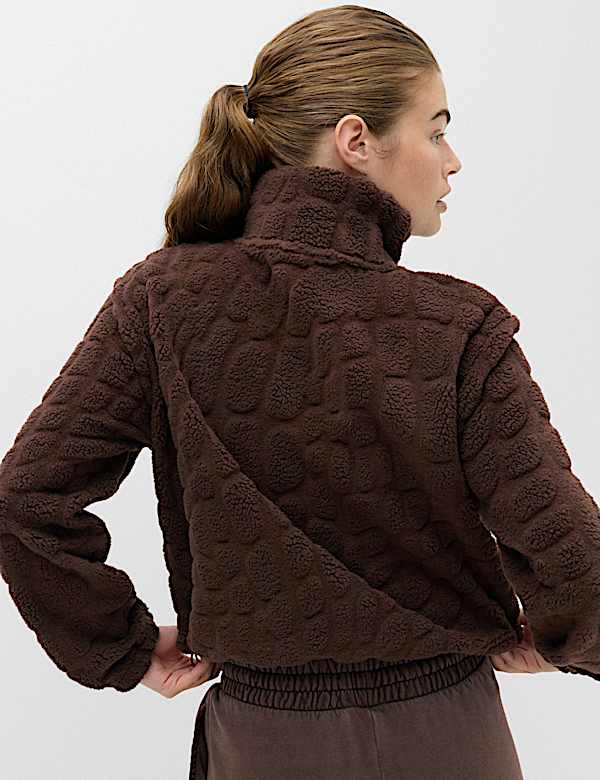 Texturierte Fleece-Jacke mit Stehkragen aus Teddyfutter - AT