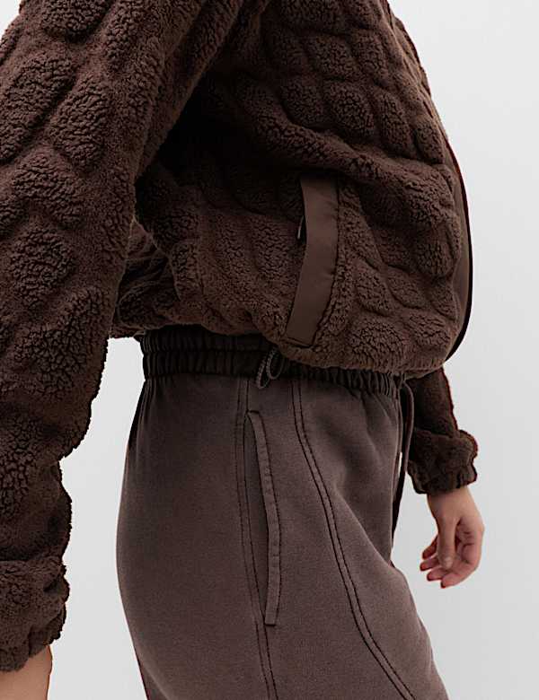 Texturierte Fleece-Jacke mit Stehkragen aus Teddyfutter - AT