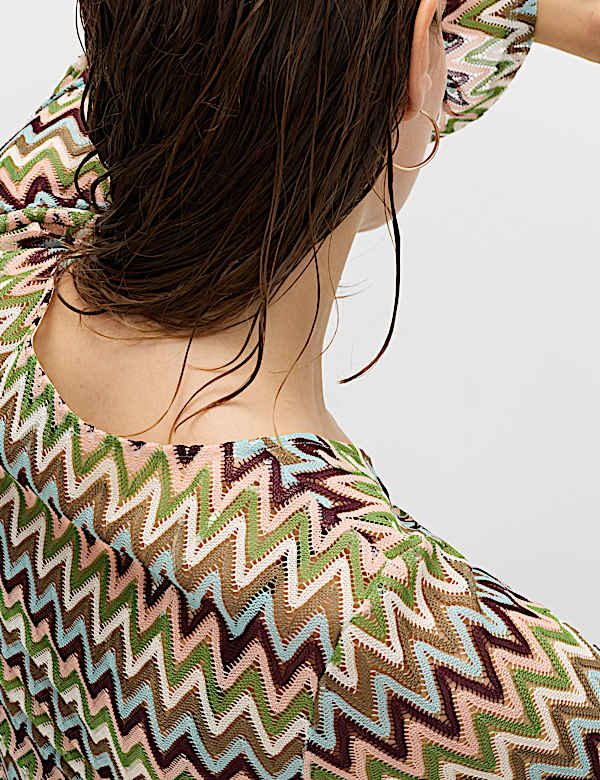 Robe de plage coupe courte &agrave; col en V et motif textur&eacute; - BE