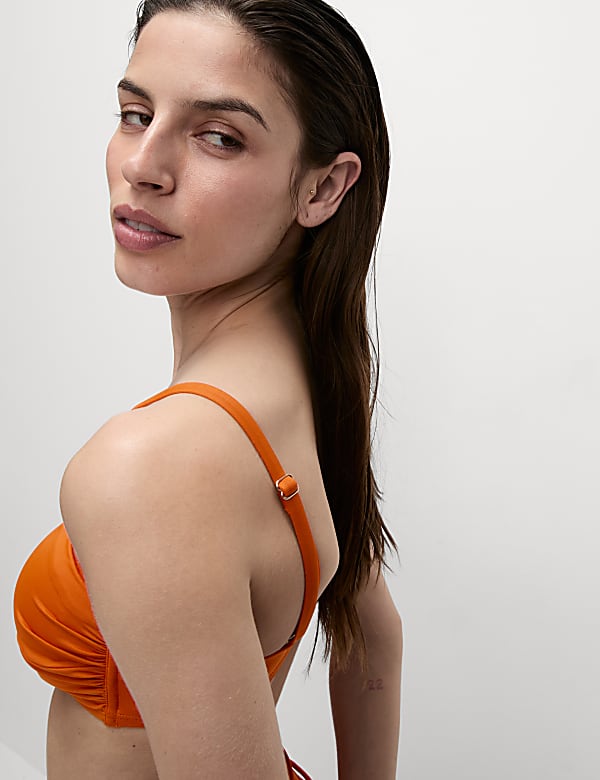 Gevulde bandeau-bikinitop met gedraaide voorkant - NL