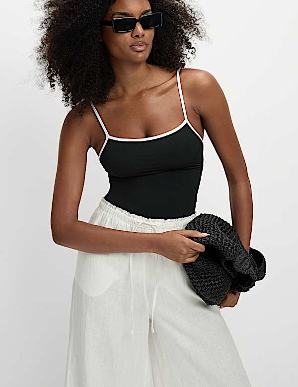 Traje de ba&ntilde;o de escote cuadrado con ribete en contraste - US