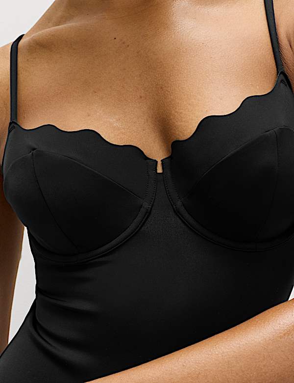 בגד ים מחטב עם ברזלים ושוליים מעוצבים - IL