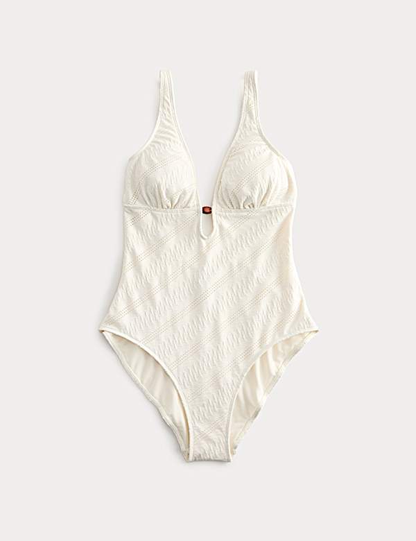 Texturovan&eacute; dekoltov&eacute; plavky s vycp&aacute;vkami a ozdobn&yacute;mi kor&aacute;lky - CZ