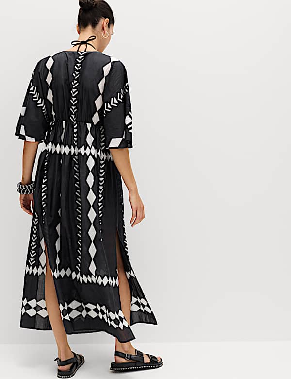 Gemusterter, transparenter Kaftan aus reiner Baumwolle mit V-Ausschnitt - DE