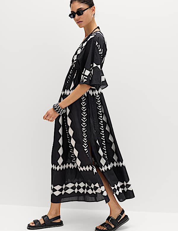 Gemusterter, transparenter Kaftan aus reiner Baumwolle mit V-Ausschnitt - DE