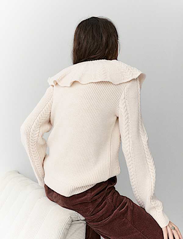 Pull en maille torsadée à encolure ronde style cape et volants - CA