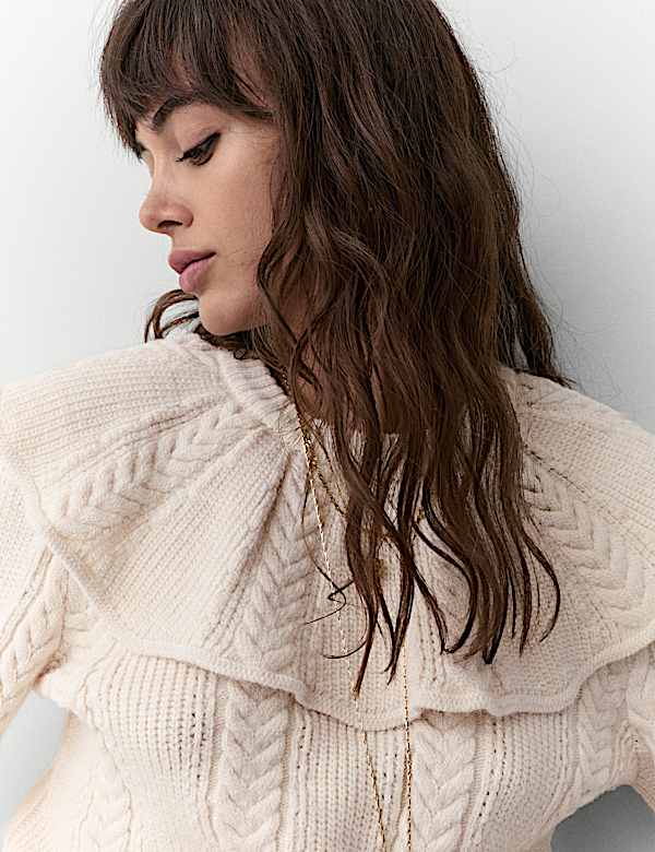 Pull en maille torsadée à encolure ronde style cape et volants - CA