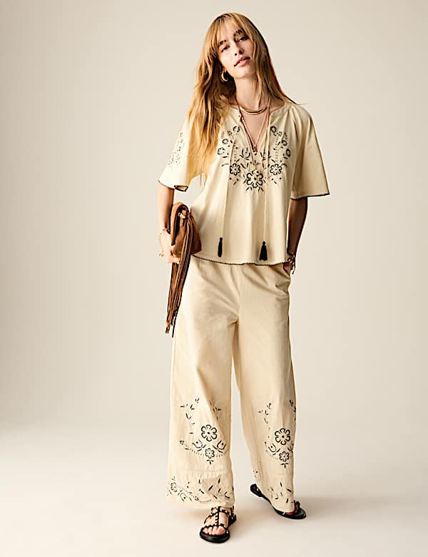 Bestickte Bluse aus reiner Baumwolle mit Bindekragen - AT