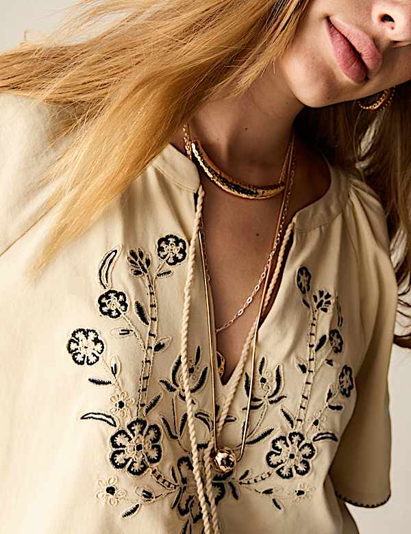 Bestickte Bluse aus reiner Baumwolle mit Bindekragen - AT