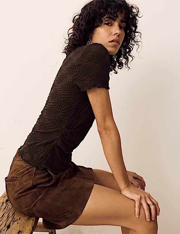 חולצת ג'רסי מבד עשיר בכותנה בטקסטורה ובגזרה נינוחה עם שרוול קצר - IL