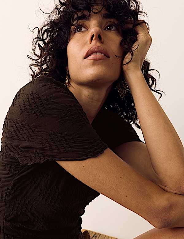 חולצת ג'רסי מבד עשיר בכותנה בטקסטורה ובגזרה נינוחה עם שרוול קצר - IL