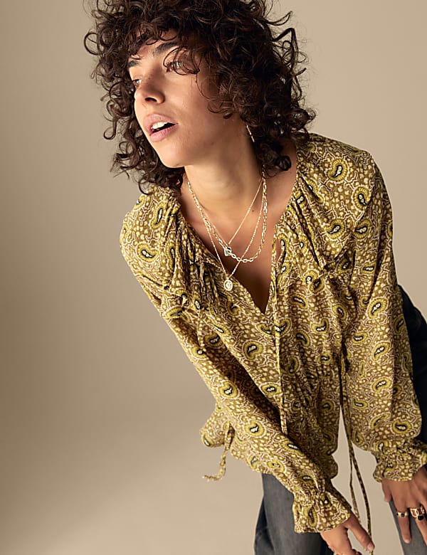 Řasen&aacute; halenka s potiskem a v&aacute;zankou u krku - CZ