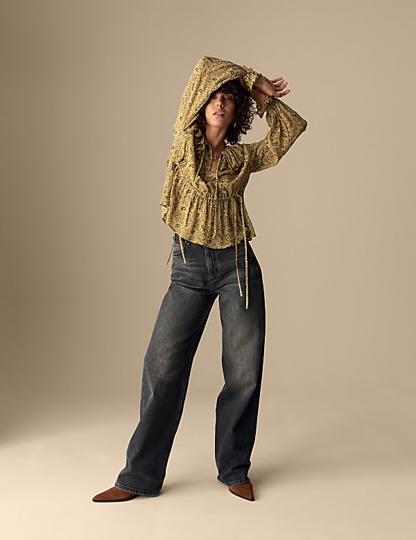 Řasen&aacute; halenka s potiskem a v&aacute;zankou u krku - CZ