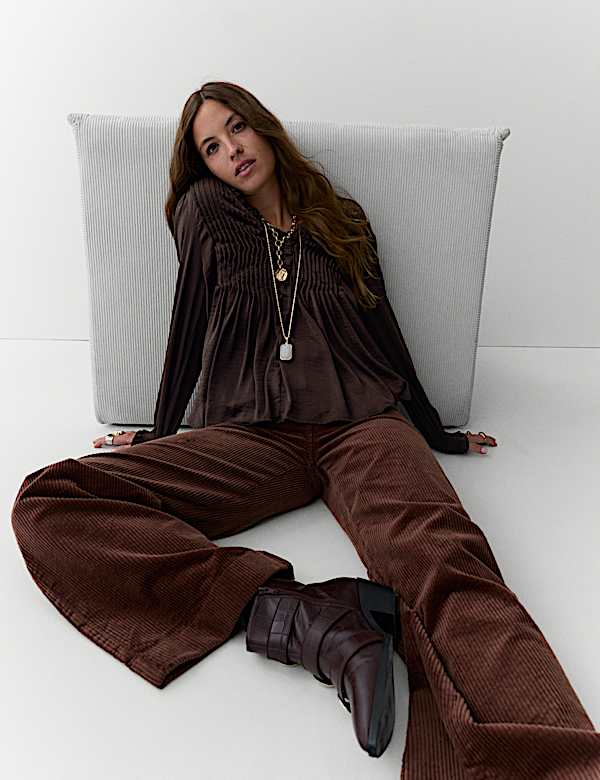 Satynowa bluzka plisowana z dekoltem w serek i falbanką - PL