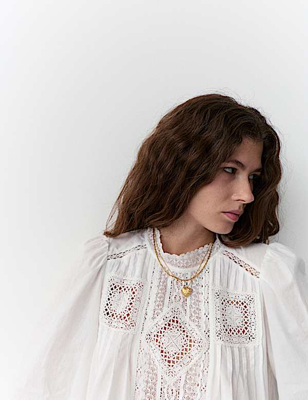 Bluse aus reiner Baumwolle mit Rundhalsausschnitt und Spitze vorne - DE