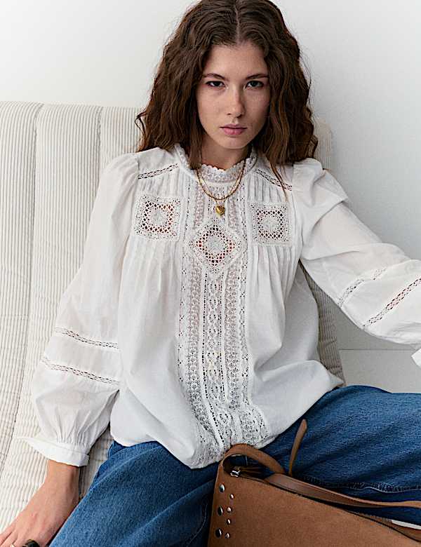 Bluse aus reiner Baumwolle mit Rundhalsausschnitt und Spitze vorne - DE