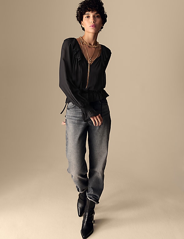 Blusa con volantes y nudo al cuello