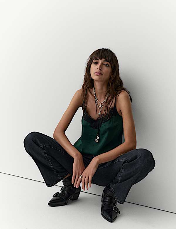 Caraco en satin orné de dentelle appliquée - LU