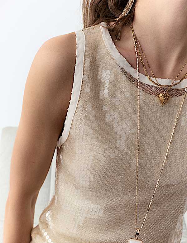 Chaleco ajustado transparente con adornos y lentejuelas y top acanalado - US