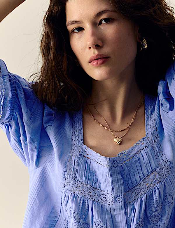 Chemisier en coton &agrave; manches bouffantes, col carr&eacute; et d&eacute;tail en dentelle - CA