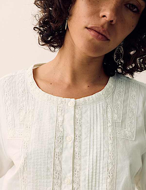 Zuiver katoenen blouse met figuurnaad en kanten inzet - BE
