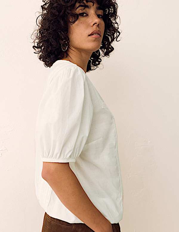 Zuiver katoenen blouse met figuurnaad en kanten inzet - BE