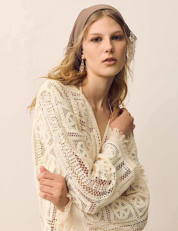 Gestricktes Minikleid im H&auml;kellook mit V-Ausschnitt und Quastendetail - AT