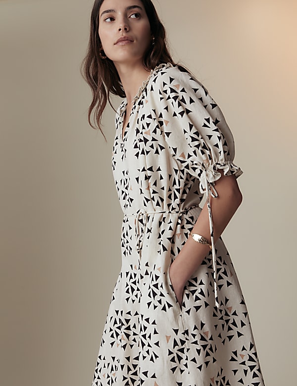 שמלת סמוק מבד עשיר בפשתן עם דוגמה גיאומטרית וצווארון חריץ - IL