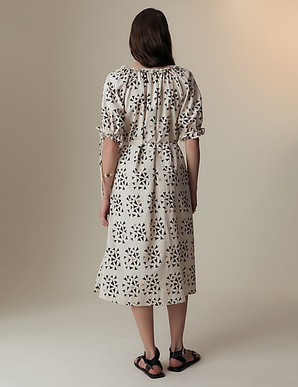 שמלת סמוק מבד עשיר בפשתן עם דוגמה גיאומטרית וצווארון חריץ - IL