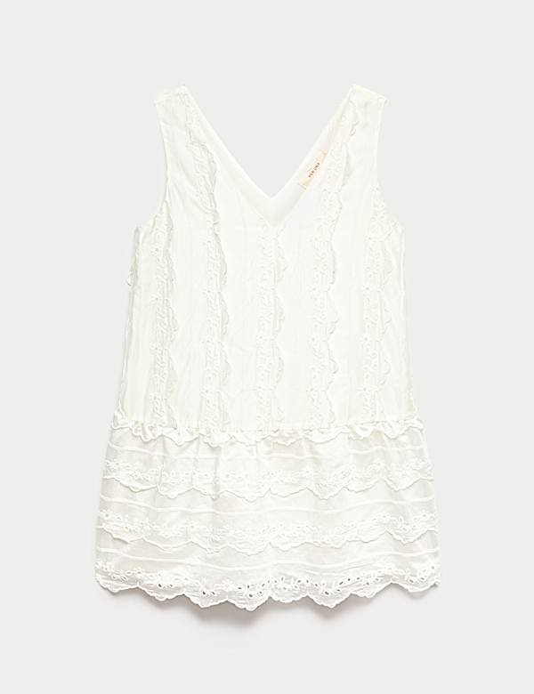 Lyocellrijke, gesmokte mini-jurk met V-hals en broderiedessin - BE