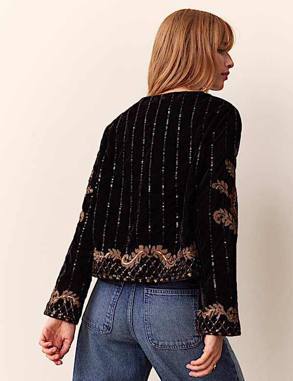 Chaqueta corta de cuello cerrado con adornos de terciopelo - US