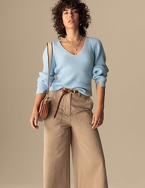 Pull en laine cintr&eacute; &agrave; col en V et motif textur&eacute; - LU