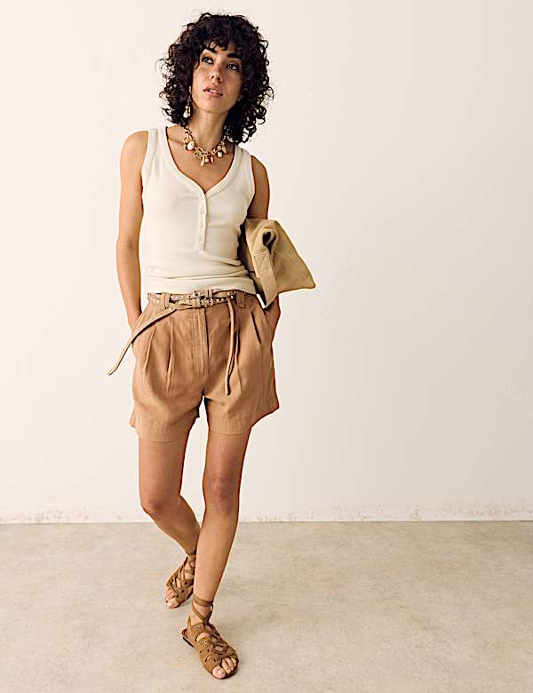 Shorts aus Leinenmischgewebe mit hohem Bund und Bundfalten vorne - AT