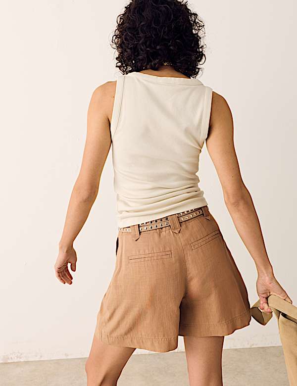 Shorts aus Leinenmischgewebe mit hohem Bund und Bundfalten vorne - AT