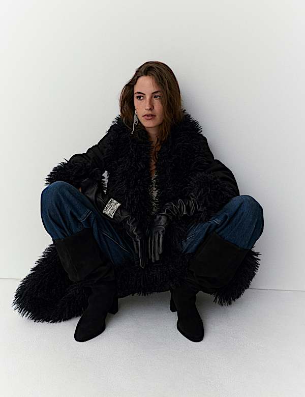 Schmal zulaufende Jeans mit hohem Bund und Passe vorne - DE