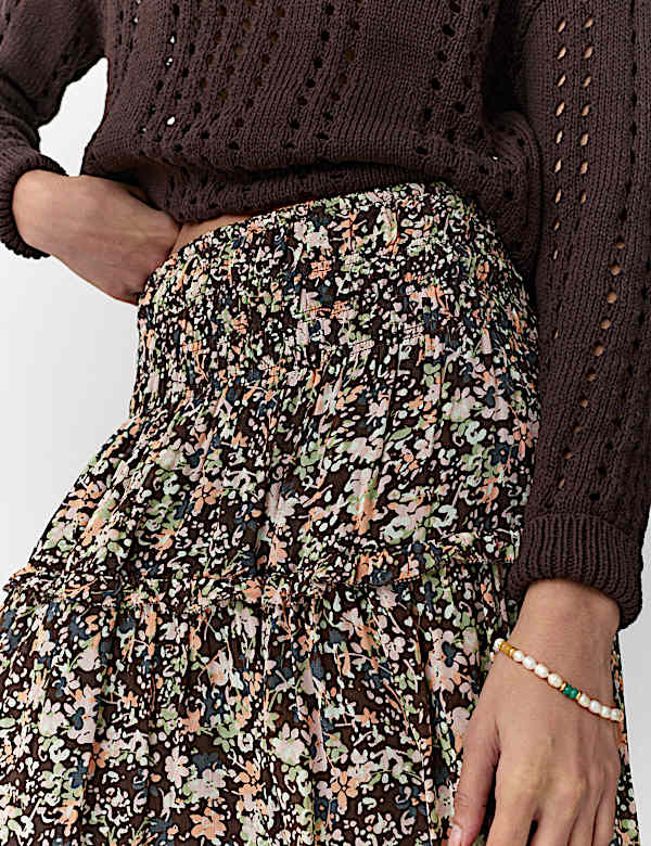 Falda maxi floral en capas con cintura fruncida - US