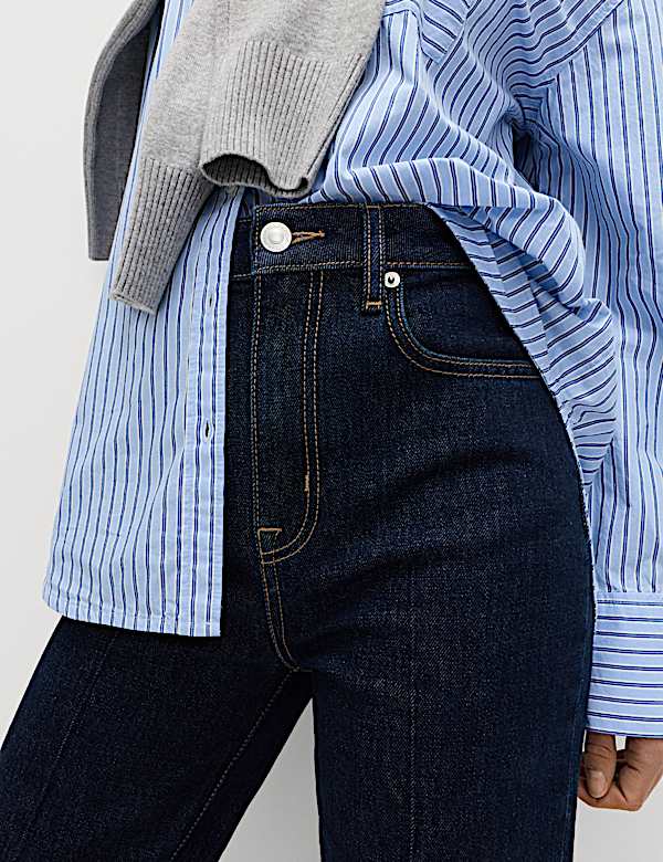 Jeans mit ausgestelltem Bein und hohem Bund - AT
