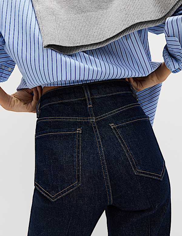 Jeans mit ausgestelltem Bein und hohem Bund - AT