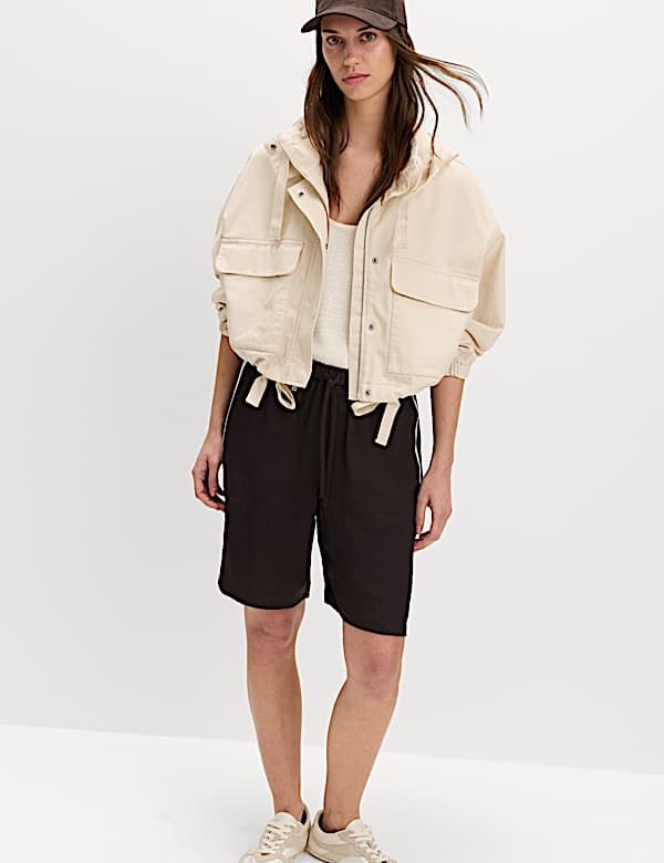 Lang geschnittene Shorts mit Seitenstreifen und Leinenanteil - AT