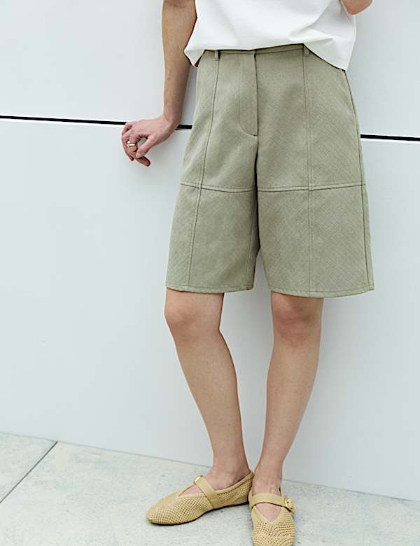 Celana Pendek Longline Efek Tenun Suede Imitasi - ID