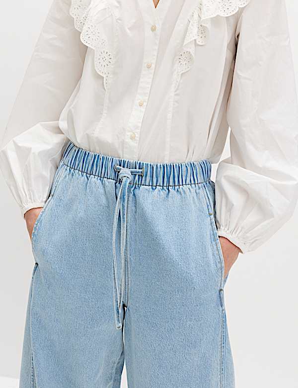 Pull-on-Barreljeans mit hohem Bund - AT