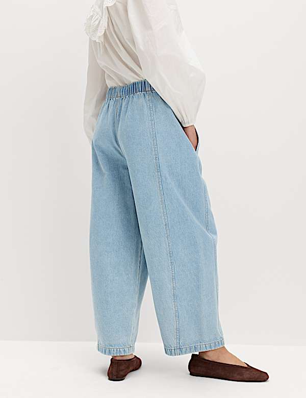 Pull-on-Barreljeans mit hohem Bund - AT